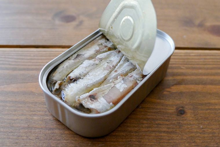 オイルサーディンの缶を開ける様子