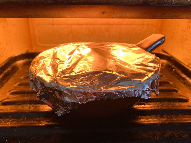 ココットにアルミホイルで蓋をしてトースターで焼く様子