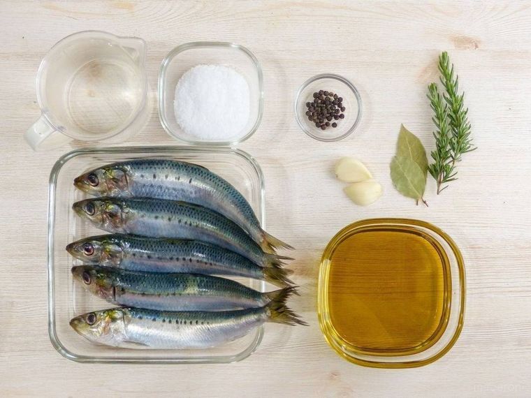 オイルサーディンの材料が並ぶテーブル