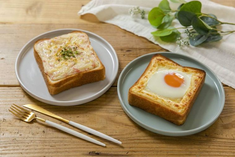 皿に盛り付けた2種類のトースト