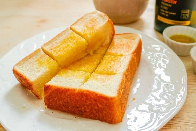 ふたつに裂いた、オリーブオイルをかけた食パン