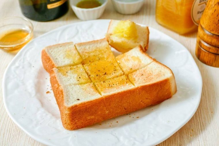 はちみつと黒こしょうをかけたオリーブオイル食パン
