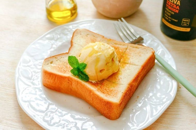 アイスクリームとミントをトッピングしたオリーブオイルがけ食パン