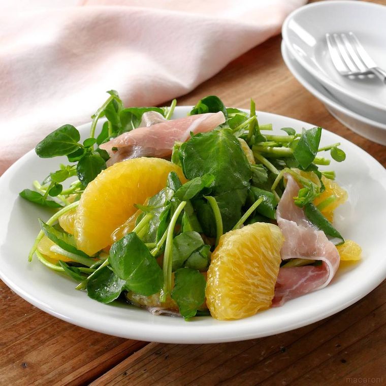 白い皿に盛り付けたはっさくとクレソンのサラダ