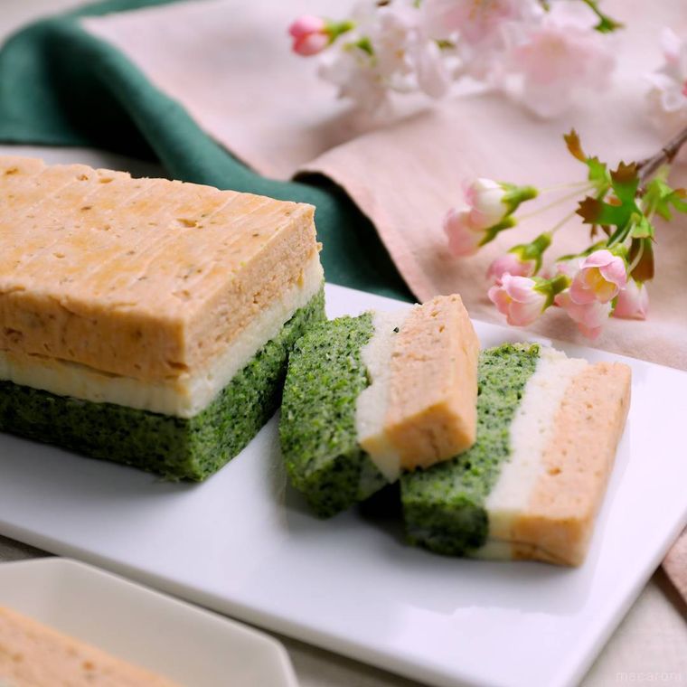 白い皿の上で切り分けたほうれん草と魚介の3色テリーヌ