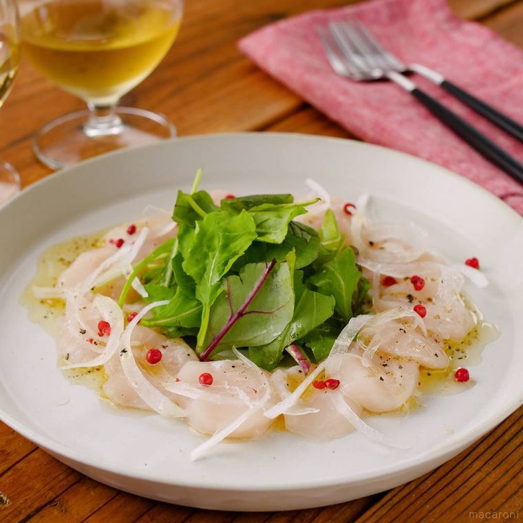 白い皿に盛り付けた帆立のカルパッチョ