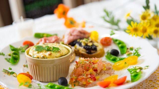 白い皿に盛り付けた数種類の前菜