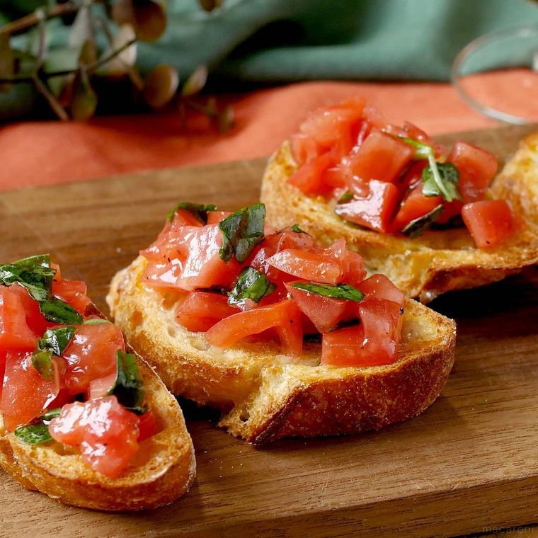 カッティングボードに並んだトマトのブルスケッタ