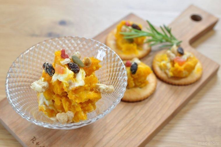 フルーツグラノーラをのせたかぼちゃとクリームチーズのサラダ