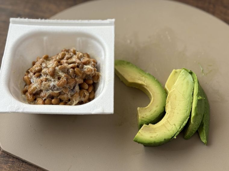 混ぜた納豆と切ったアボカド