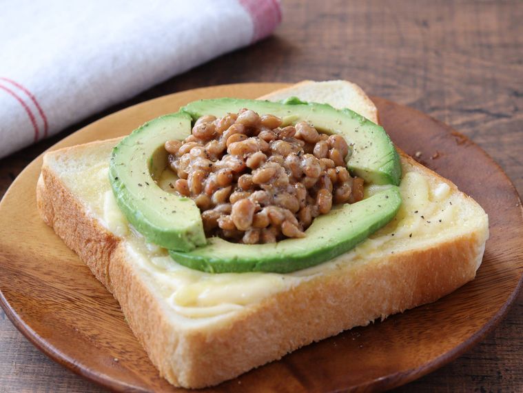 アボカドと納豆がトッピングされたトースト