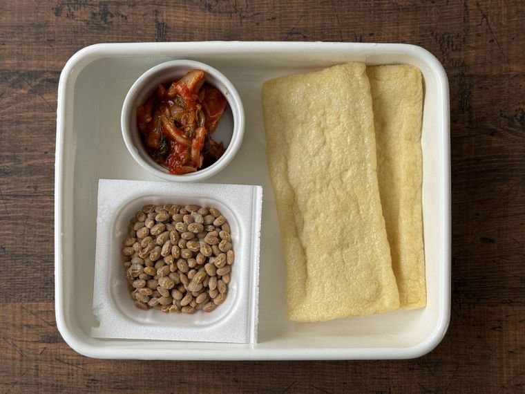 納豆キムチ巾着の材料ホーローバットに並んでいる