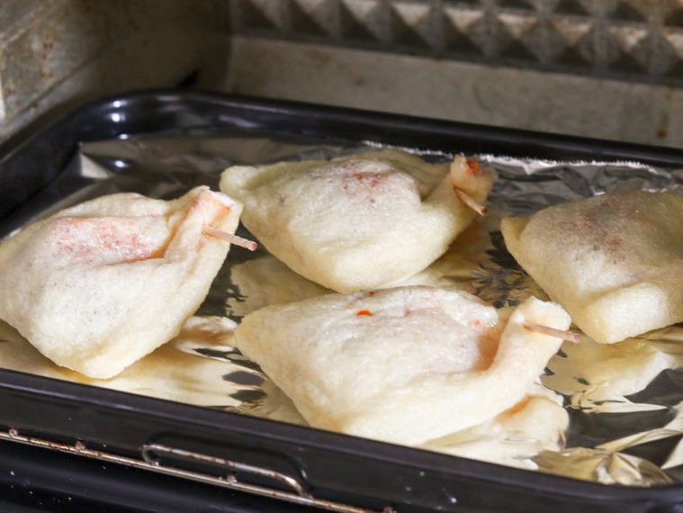 トースターで納豆巾着を焼いている