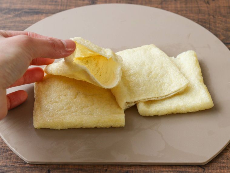 袋状に開いた油揚げ