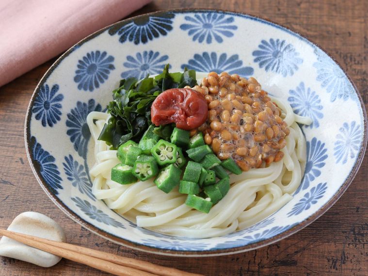 うどんに具材が乗っている