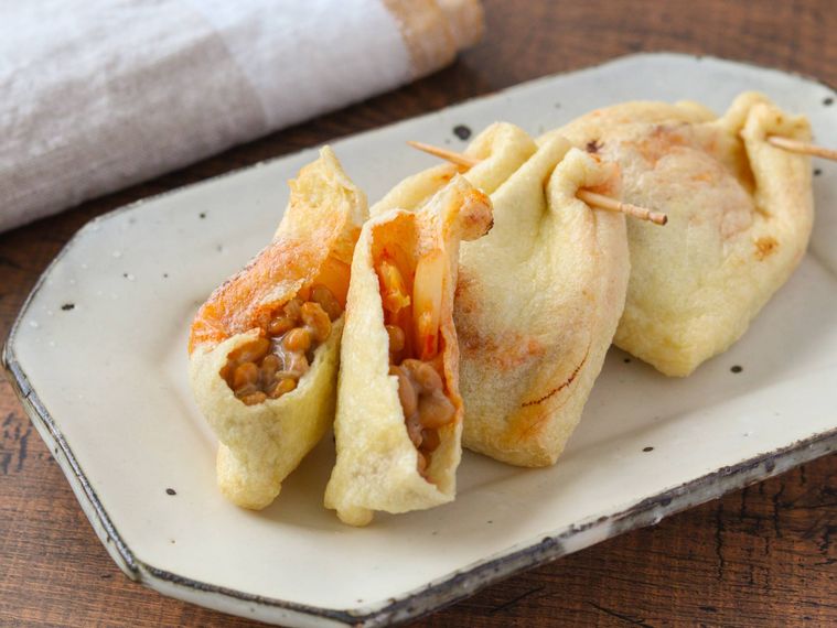 四角い器にのった納豆キムチ巾着