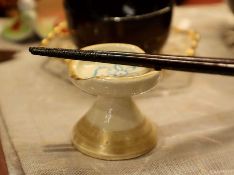 神事に使われていた箸置きをイメージした古代箸置