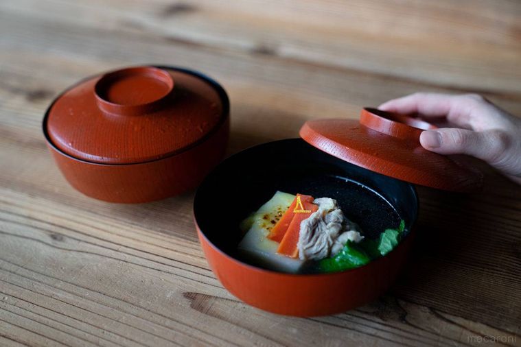 お椀に蓋をかぶせる様子