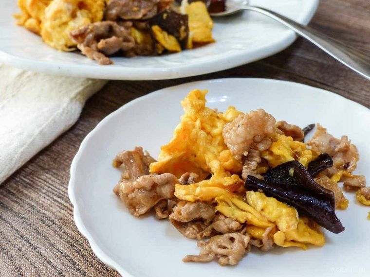 白い皿に盛り付けたムースーロー