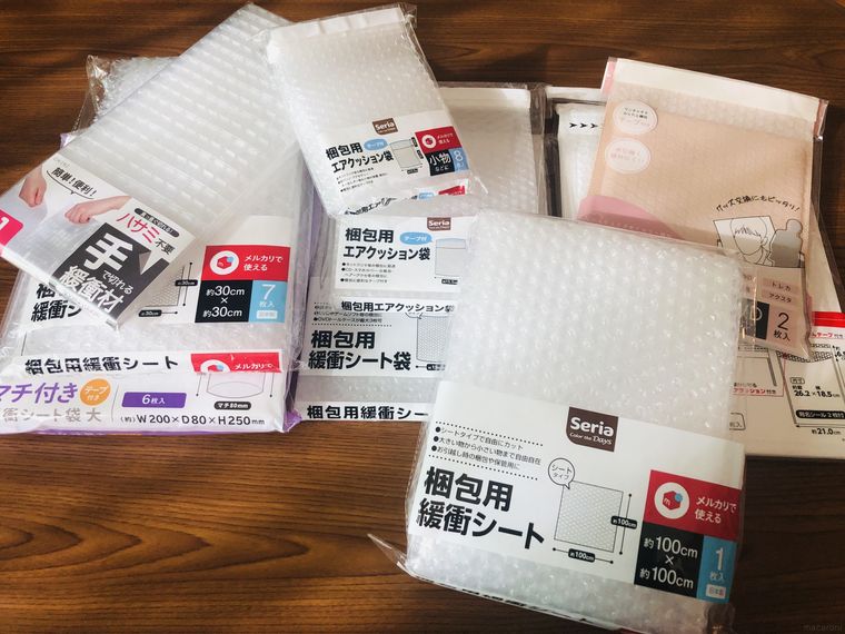 テーブルに並んだセリアのプチプチ9種