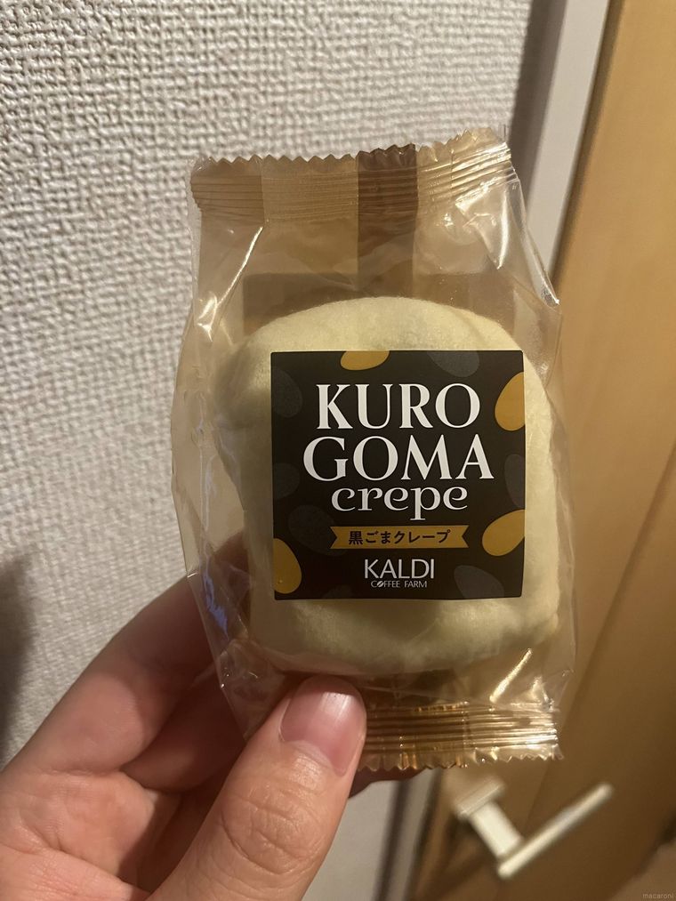カルディ黒ごまクレープを手に持っている様子