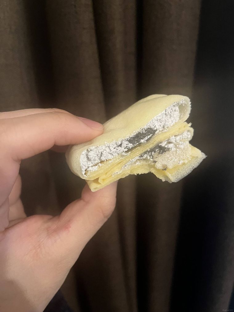 カルディ黒ごまクレープの断面を手に持って掲げている様子