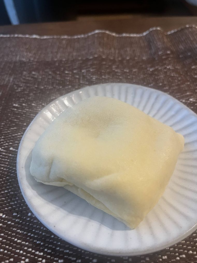 カルディ黒ごまクレープをお皿に取り出した様子