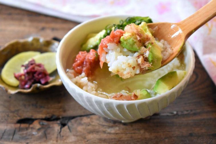 さじですくったアボカド茶漬け