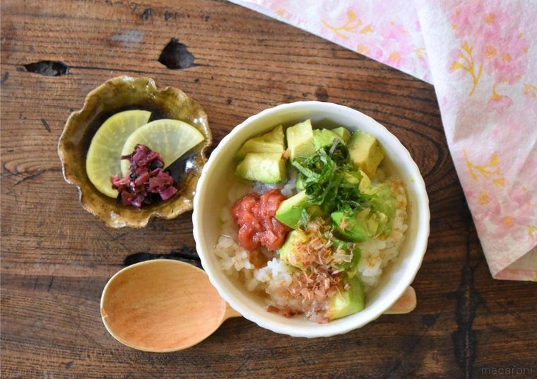 テーブルに置いたアボカド茶漬け、漬物、スプーン