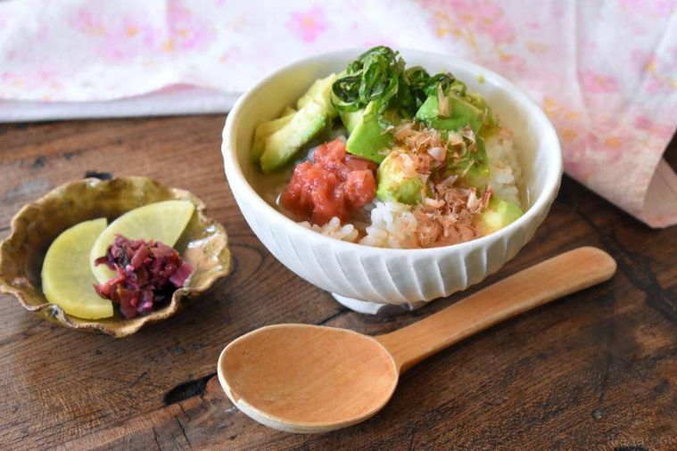 テーブルに並べたアボカド茶漬け、漬物、スプーン