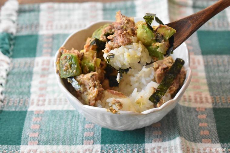 スプーンですくったさばとアボカドのポキ丼