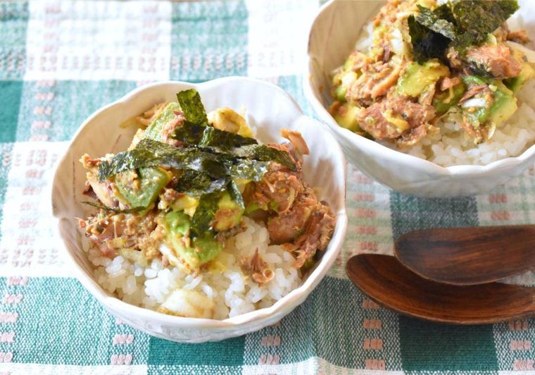 テーブルに並べたさばとアボカドのポキ丼