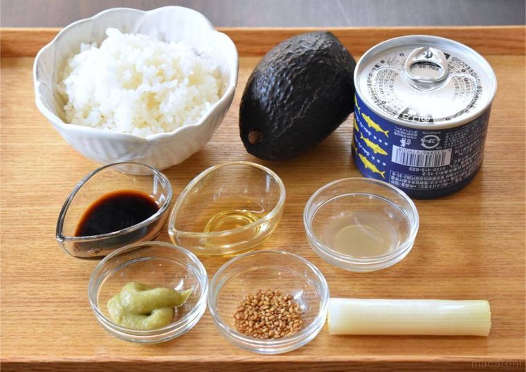 アボカドとさばのポキ丼の材料9種