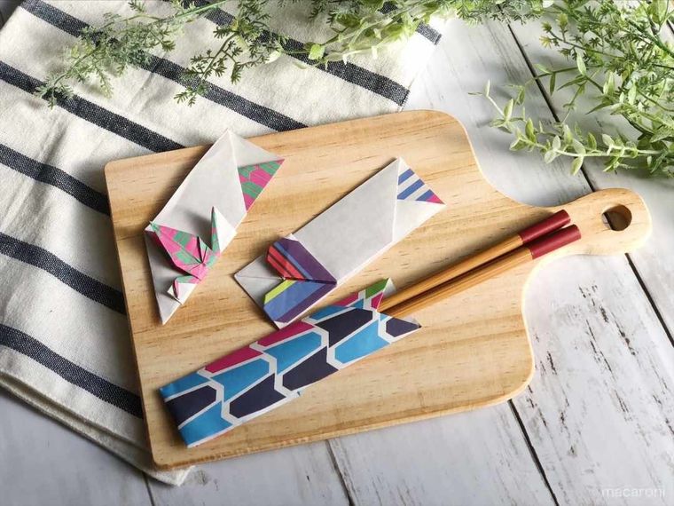 カッティングボードと塗り箸の入った折り紙箸袋