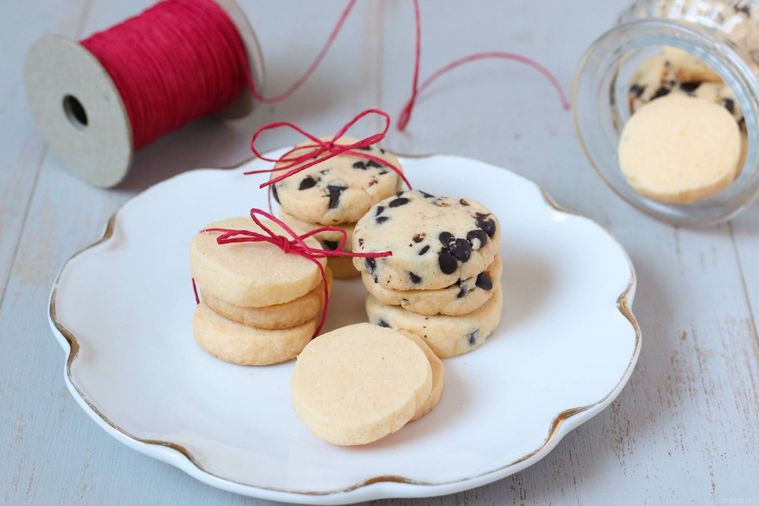 白いお皿にクッキーが縦に積み重なっている