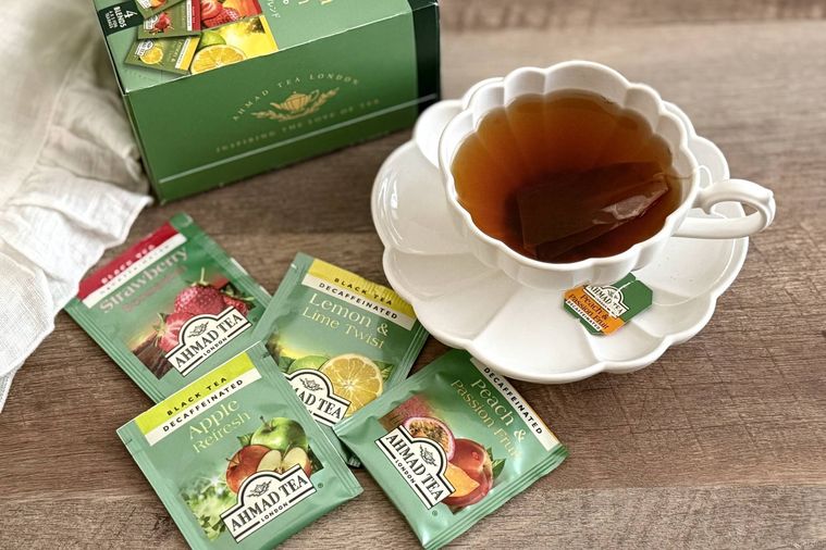 アーマッドデカフェフルーツティセレクションのティーバッグとカップ