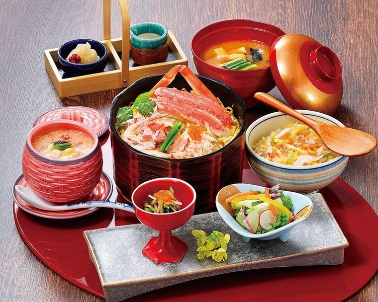 3. 新名物かに飯は食べ応え抜群かに味噌付きでさらに旨味がアップ