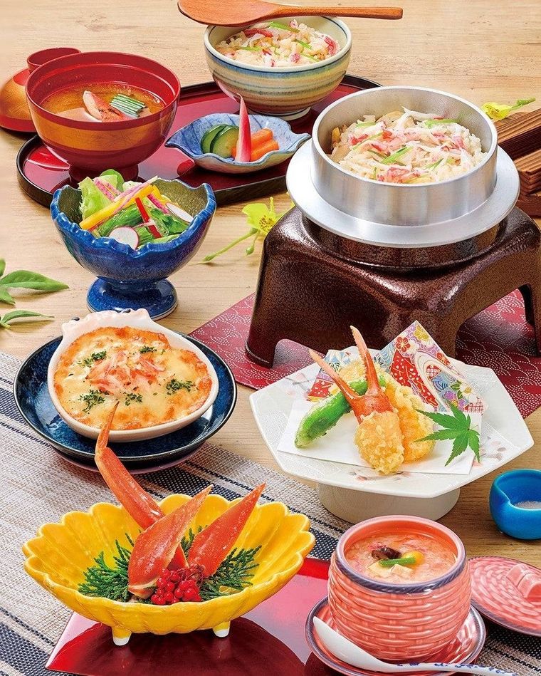 1. 炊き立て釜めしとゆでがにやグラタン、天ぷらなど多彩なかに料理を一度に