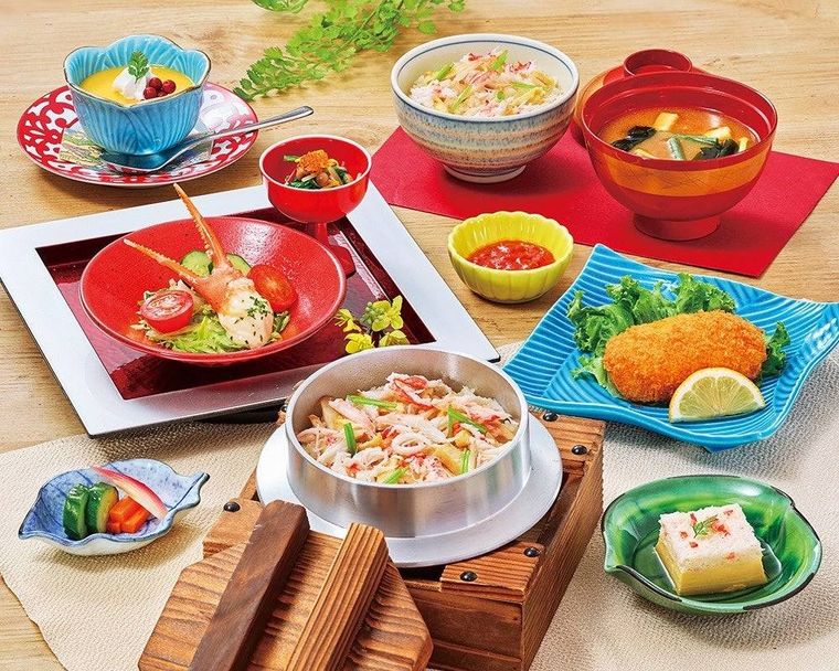 1. 炊き立ての名物かに釜めしがランチで楽しめる