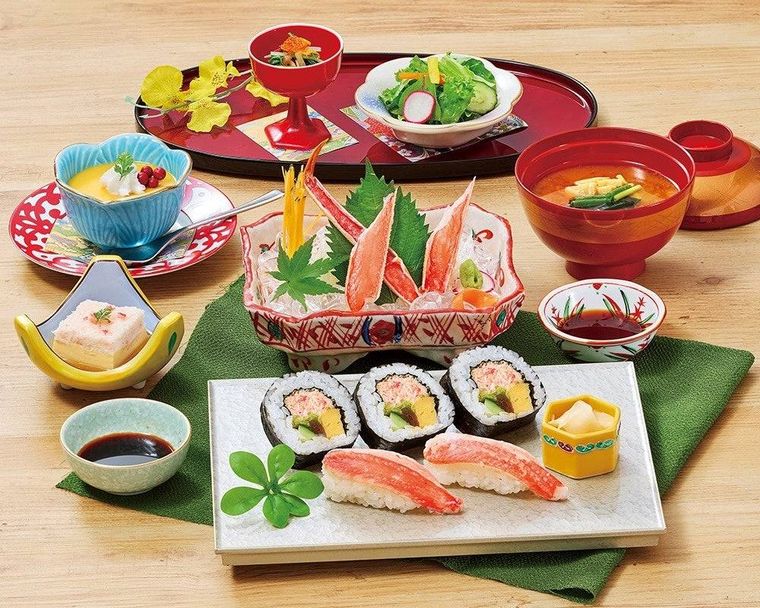 2. 蟹のにぎりと巻き寿司、刺身まで楽しめる贅沢仕立て