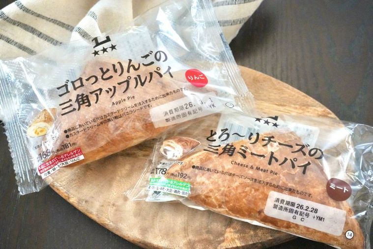 木のカッティングボードにのった2種類の三角パイ