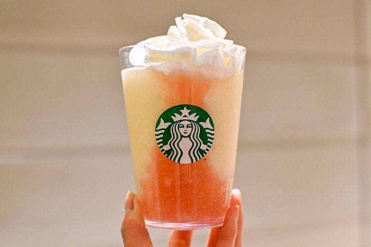 ドリンクを持っているところ