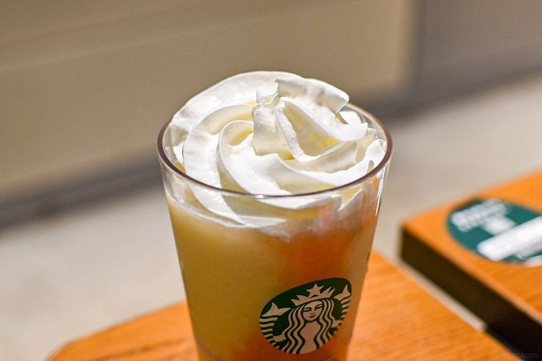 ドリンクのホイップクリームをのせているところ