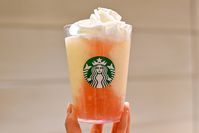 ジューシーすぎる完熟白桃。スタバのカスタマイズフラペチーノの果肉感が想像以上