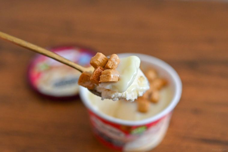 アイスをスプーンですくっているところ