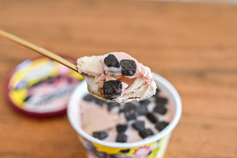 アイスをスプーンですくっているところ