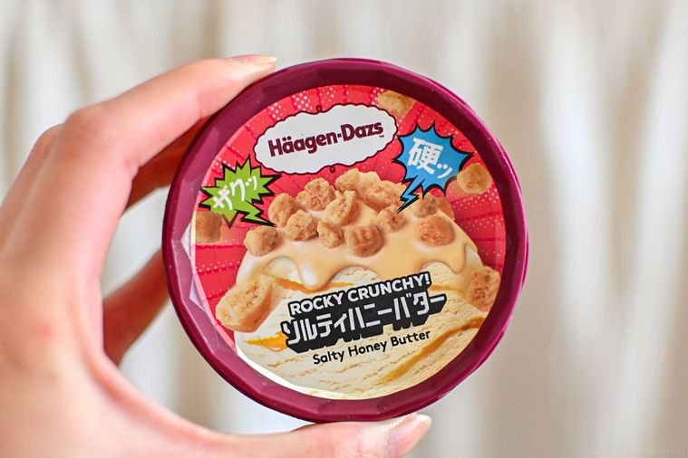 アイスのカップを持っているところ