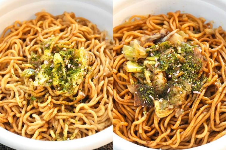 白い容器に入ったカップ焼きそばの具材のアップ