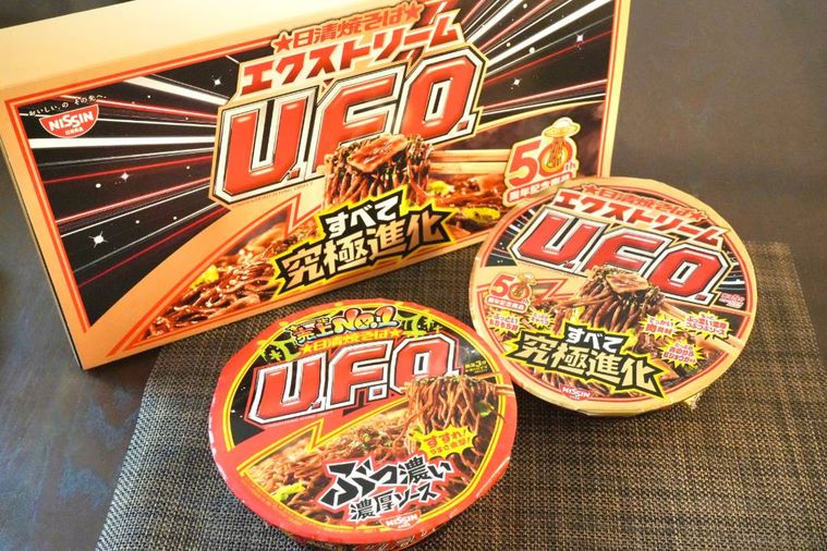 2種類のカップ焼きそばと発売記念ポップ