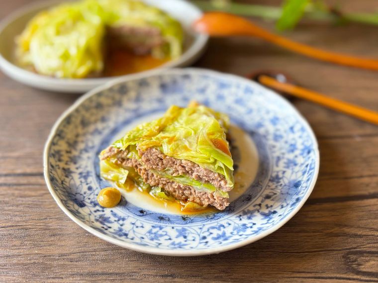 和皿に盛られた春キャベツとひき肉の重ね蒸し